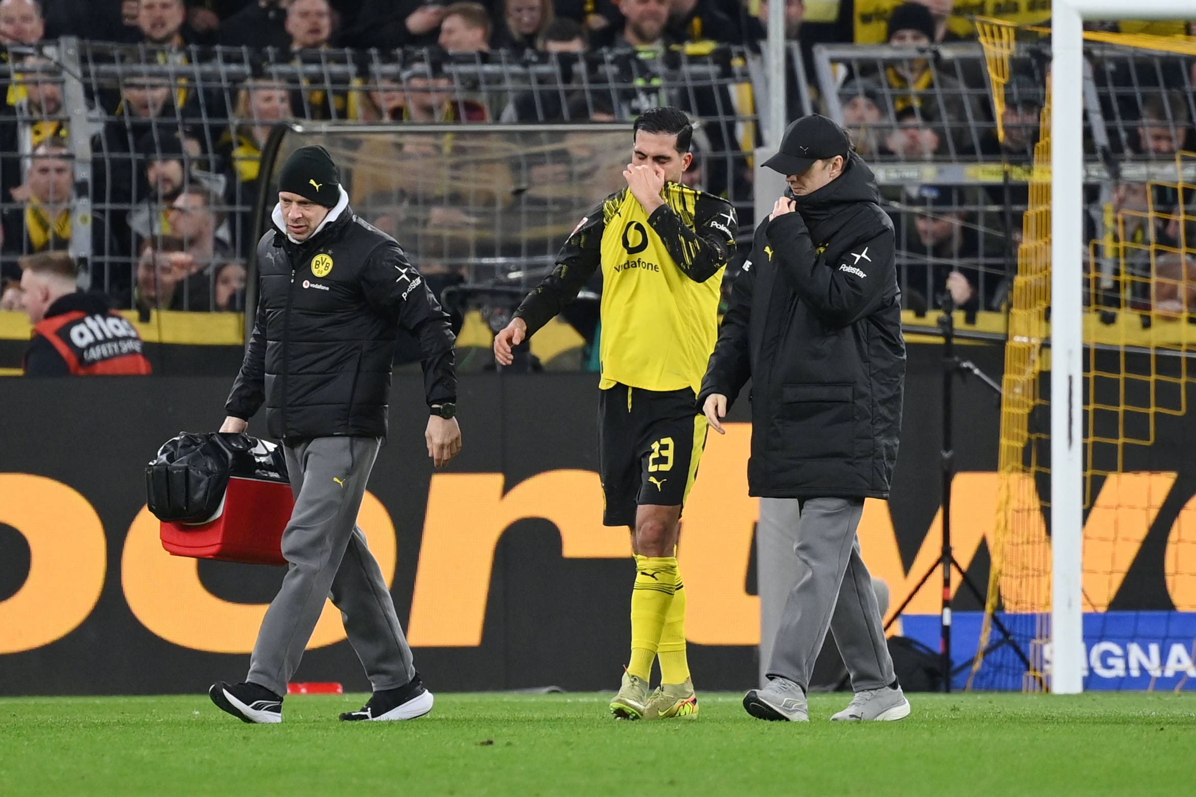 有情有义！多特总监里肯：会和重伤的詹谈续约，球员合同6月到期